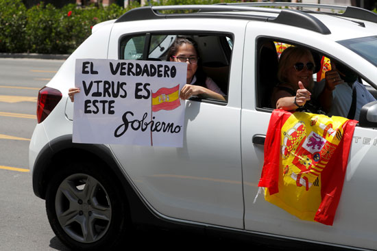 لافتة كتب عليها الفيروس الحقيقي هو هذه الحكومة فى جنوب إسبانيا