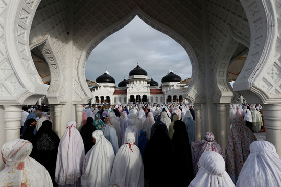 سيدات اندونيسيا يؤدين صلاة العيد