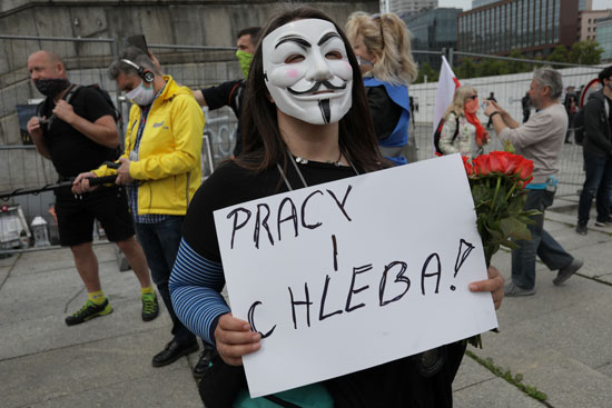 متظاهر يحمل ملصقاً كتب عليه الوظائف والخبز  فى بولندا