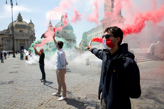 متظاهرون يشعلون شماريخ بألوان علم إيطاليا