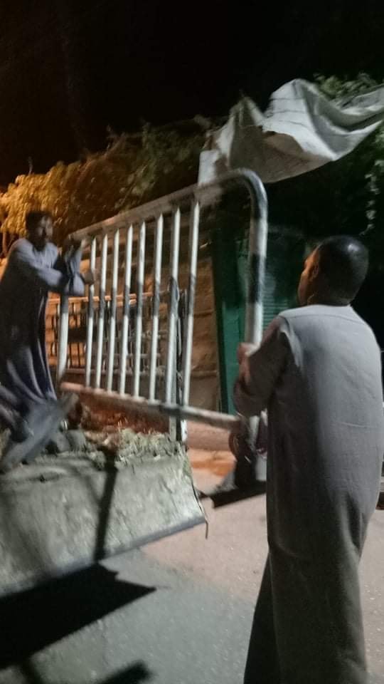 أهالى وقيادات قرى إسنا ينطلقون فى غلق مداخل ومخارج المقابر أهالى وقيادات قرى إسنا ينطلقون فى غلق مداخل ومخارج المقابر