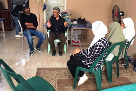 متطوعون شباب يهدون ملابس العيد للمستحقين فى مدينة العريش (4)