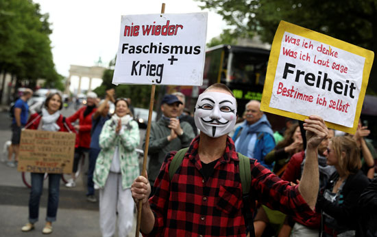 متظاهر يرتدي قناعًا فى برلين