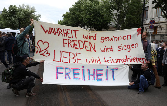 لافتات كتب عليها الحقيقة ستنتصر ، وسيسود السلام ، وسوف ينتصر الحب ، والحرية  فى برلين