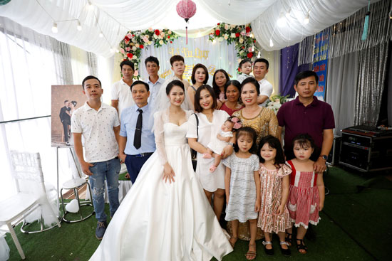 صورة للعروسان مع أقاربهما