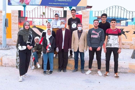 متطوعون شباب يهدون ملابس العيد للمستحقين فى مدينة العريش (7)