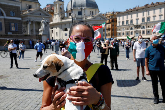 متظاهرة ترتدى كمامة بألوان علم إيطاليا