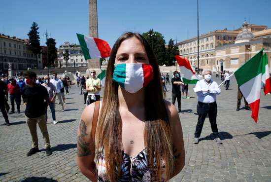 متظاهرة بقناع على شكل علم إيطاليا