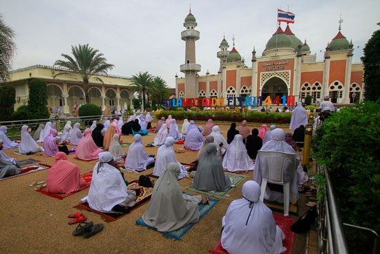 سيدات تايلاند يؤدين صلاة العيد