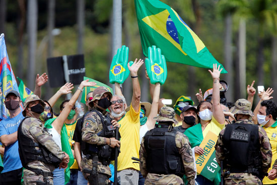 برازيليون يدعمون رئيسهم