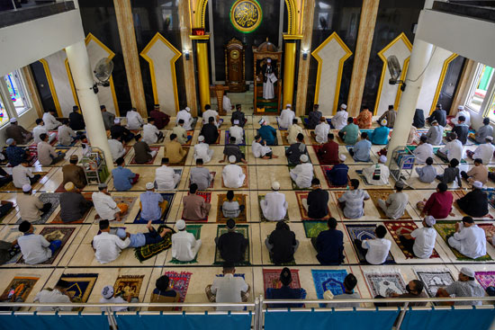 رجال اندونيسيا يؤدون صلاة العيد