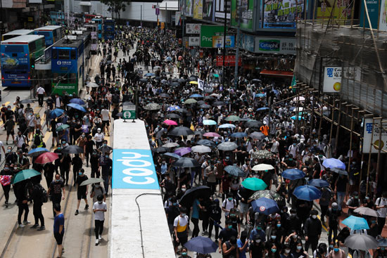 المتظاهرين بشوارع هونج كونج