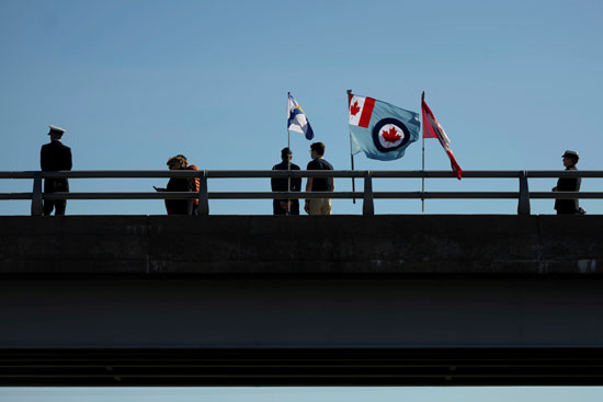 مواطنون يرفعون أعلام كندا