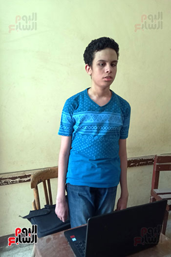  طالب كفيف يصمم البرامج على الكمبيوتر  (1)