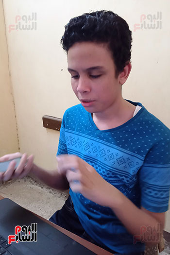  طالب كفيف يصمم البرامج على الكمبيوتر  (4)