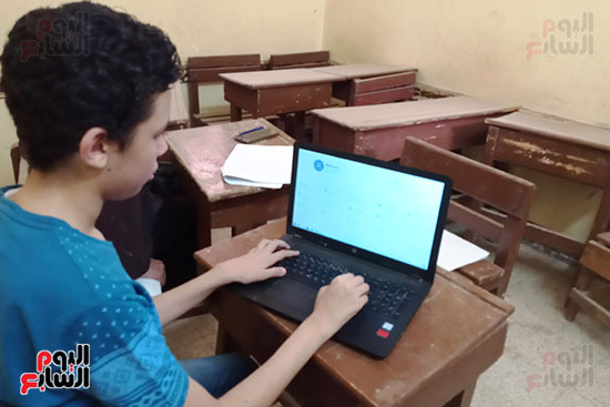  طالب كفيف يصمم البرامج على الكمبيوتر  (5)