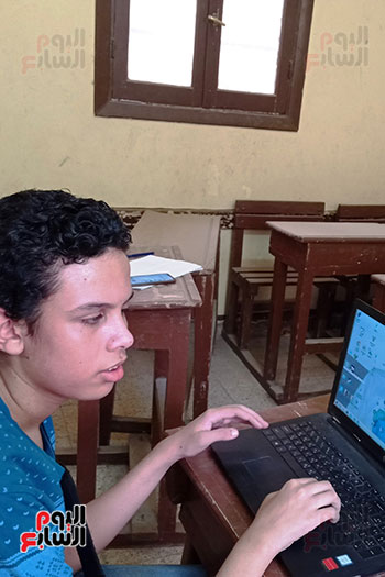  طالب كفيف يصمم البرامج على الكمبيوتر  (7)