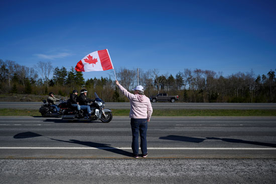 مواطن يرفع علم كندا