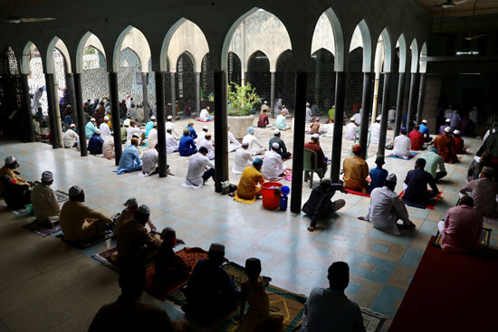 المسلمون فى بنجلاديش يؤدون صلاة العيد