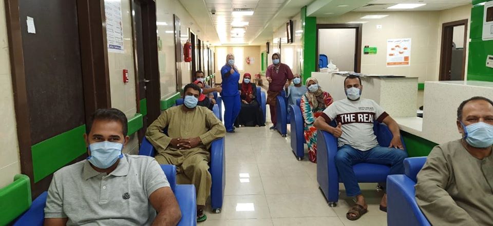 جانب من خروج 20 مواطن تم شفاؤهم من كورونا جانب من خروج 20 مواطن تم شفاؤهم من كورونا