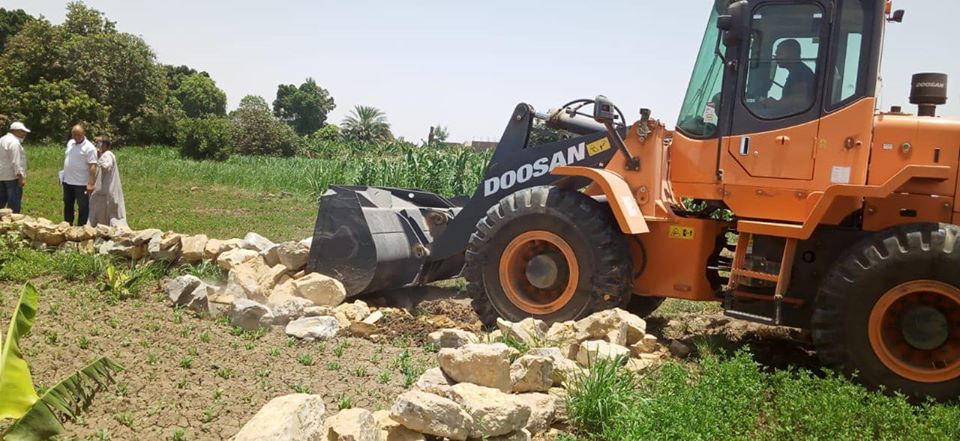 رجال مدينة إسنا يستكملون إزالة التعديات رجال مدينة إسنا يستكملون إزالة التعديات