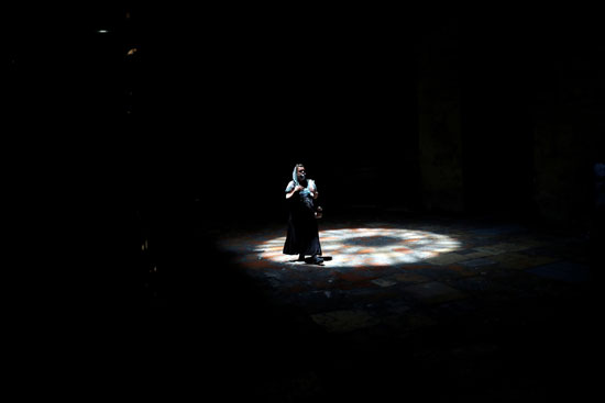 زائرة داخل كنيسة القيامة