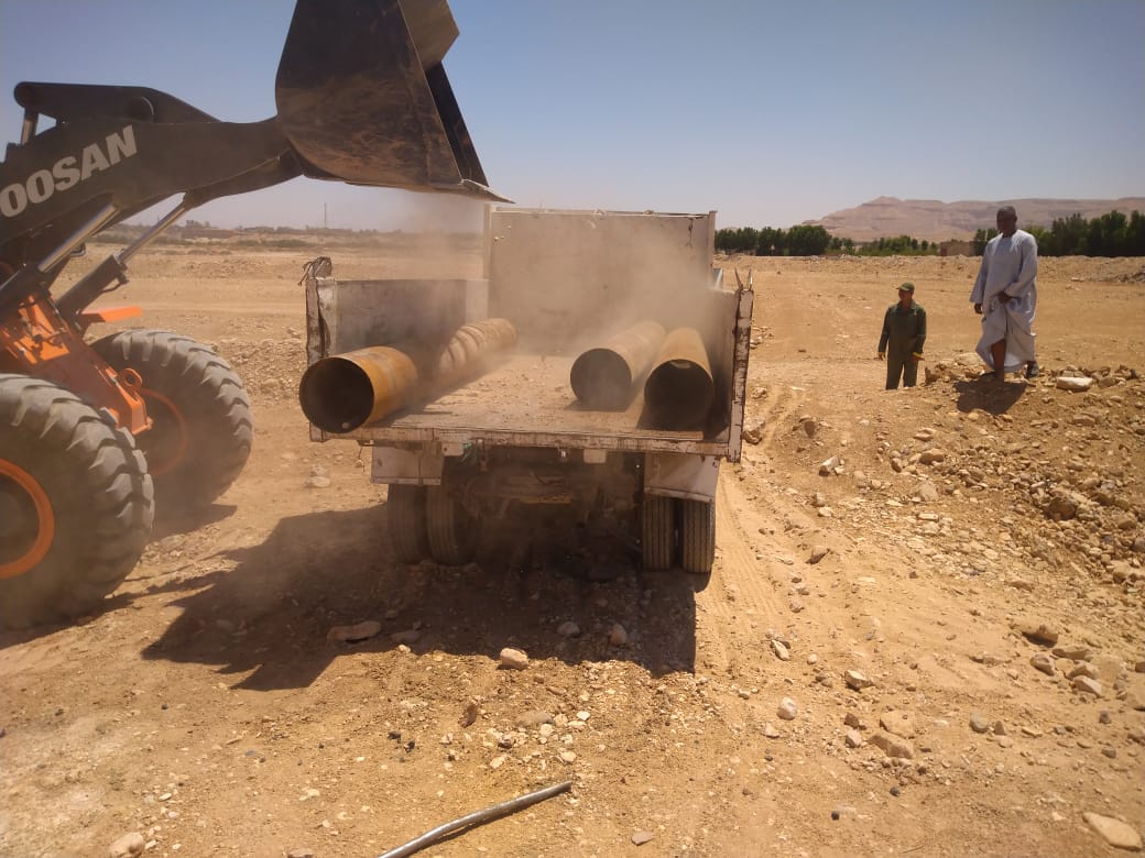 جانب من ازالة البئر المخالف بأرض الدولة جانب من ازالة البئر المخالف بأرض الدولة