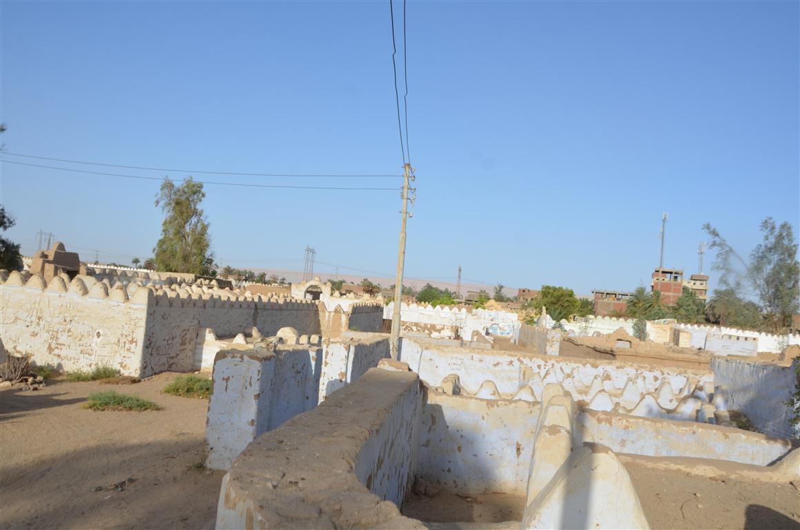 مقابر الأقصر مغلقة ولجان شعبية تكافح التجمعات بثالث أيام العيد (5)