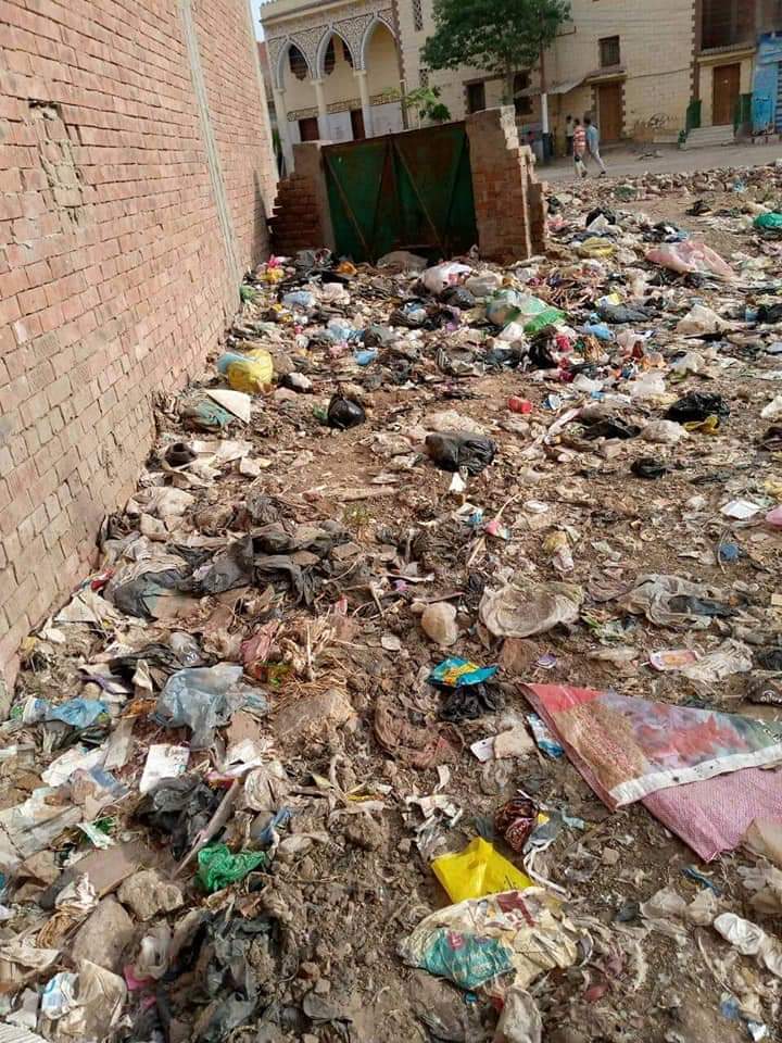 تلال القمامة بالقرية 