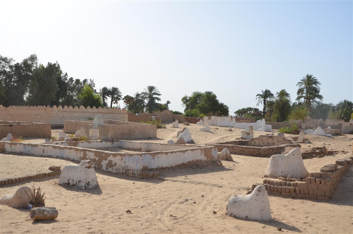 مقابر الأقصر مغلقة ولجان شعبية تكافح التجمعات بثالث أيام العيد (8)