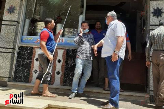 تحرير محاضر لـ9 محلات لمخالفتهم الحظر و12 محضر إشغال طريق ببلبيس فى الشرقية (6)