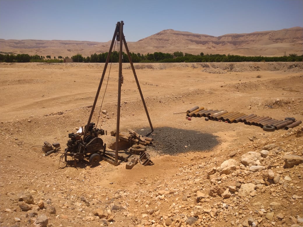 إزالة أعمال حفر بئر مياه جوفية على أراضي أملاك الدولة غرب الأقصر