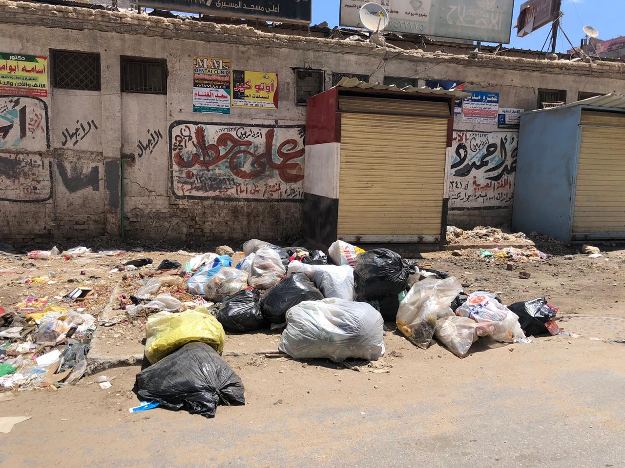 الاهالى يلقون القمامة فى الشوارع الاهالى يلقون القمامة فى الشوارع