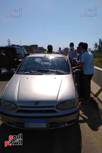 محافظ الشرقية يضبط 3 سيارات تسير عكس الاتجاه بطريق فاقوس - الزقازيق‎ (3)