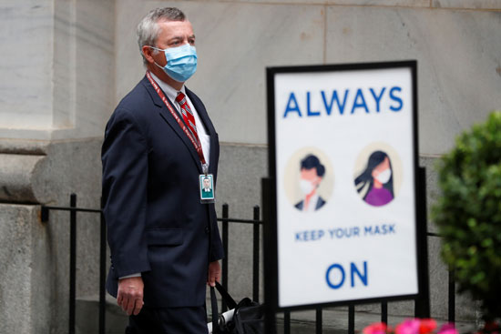 أحد المتداولون أمام مقر البورصة أحد المتداولون أمام مقر البورصة