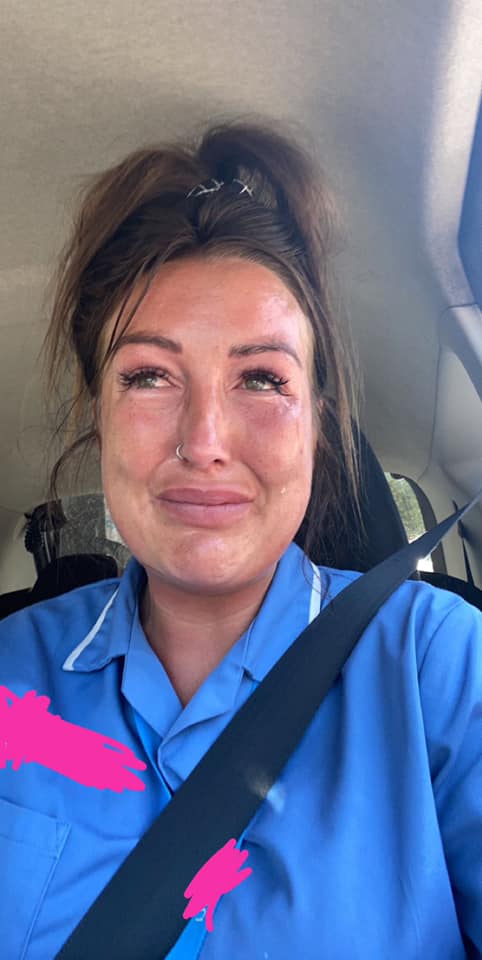 الممرضة تبكى