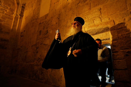 رئيس الكنيسة الأرثوذكسية يحمل مفتاحًا
