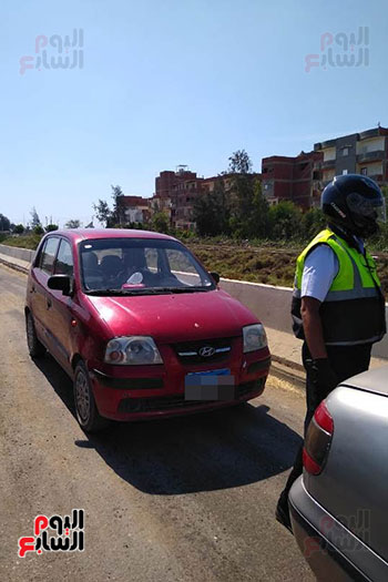 محافظ الشرقية يضبط 3 سيارات تسير عكس الاتجاه بطريق فاقوس - الزقازيق‎ (1)