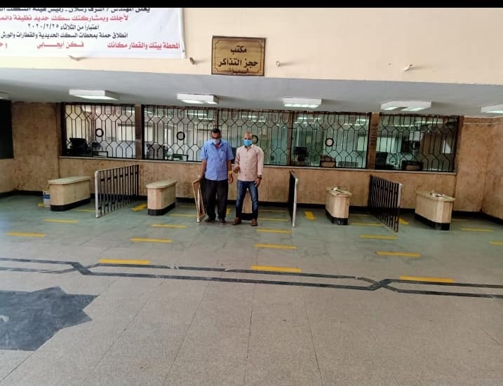 تركيب علامات المسافة بمحطة قطار بنها 6 تركيب علامات المسافة بمحطة قطار بنها 6