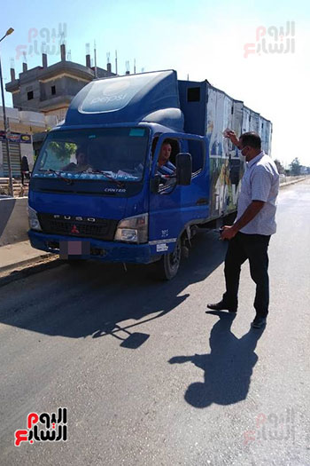 محافظ الشرقية يضبط 3 سيارات تسير عكس الاتجاه بطريق فاقوس - الزقازيق‎ (2)