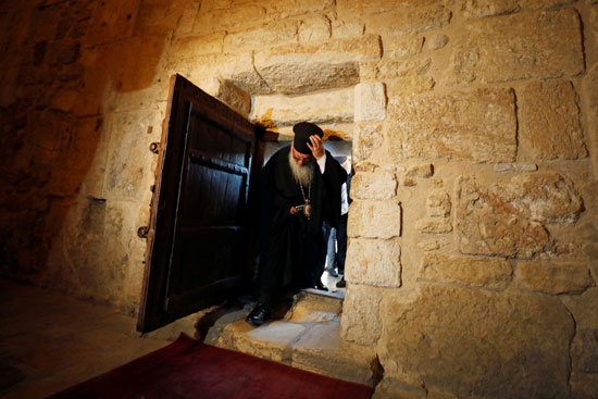 رئيس الكنيسة الأرثوذكسية اليونانية يعيد فتح كنيسة المهد