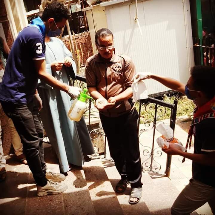 تعقيم المواطنين المترددين علي الهيئات