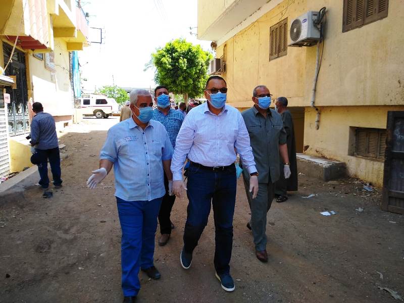 محافظ الشرقية يتفقد قرية الرحمانية (2)