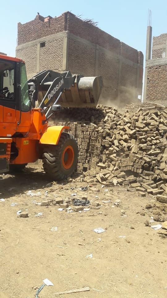 إزالة حالتين تصنيع طوب بمساحة 2 قيراط بأرض الدولة إزالة حالتين تصنيع طوب بمساحة 2 قيراط بأرض الدولة