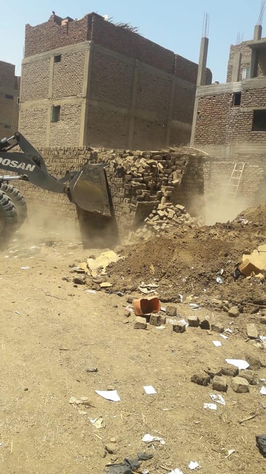 جانب من إزالة حالات تصنيع طوب بالزينية جانب من إزالة حالات تصنيع طوب بالزينية