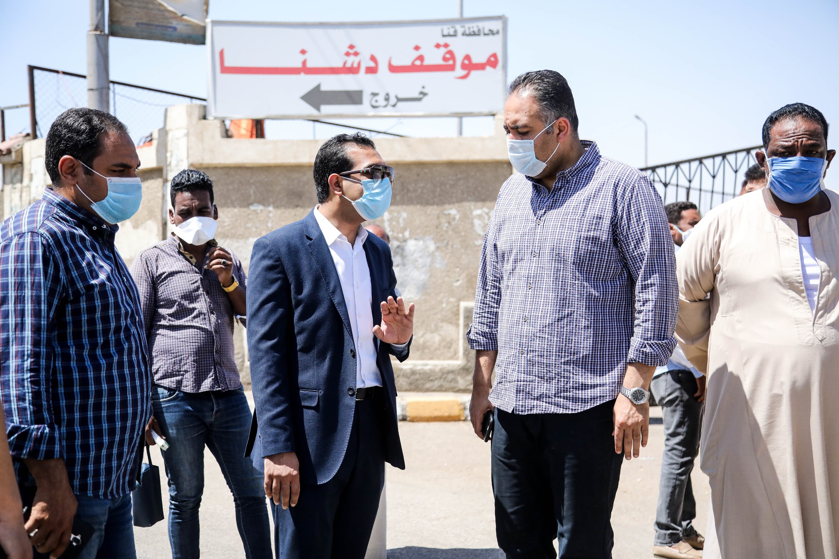 جولة نائب محافظ قنا بمجمع المواقف (5)