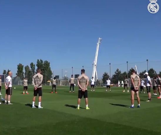 ريال مدريد يقف دقيقة حداد على ضحايا كورونا