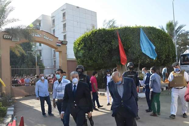محافظ المنيا ورئيس الجامعة يتابعان إجراءات انهاء الحجر الصحي (2)
