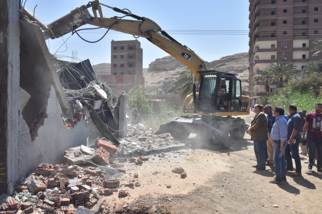 حملات ازالة مخالفات المبانى باسيوط (9)