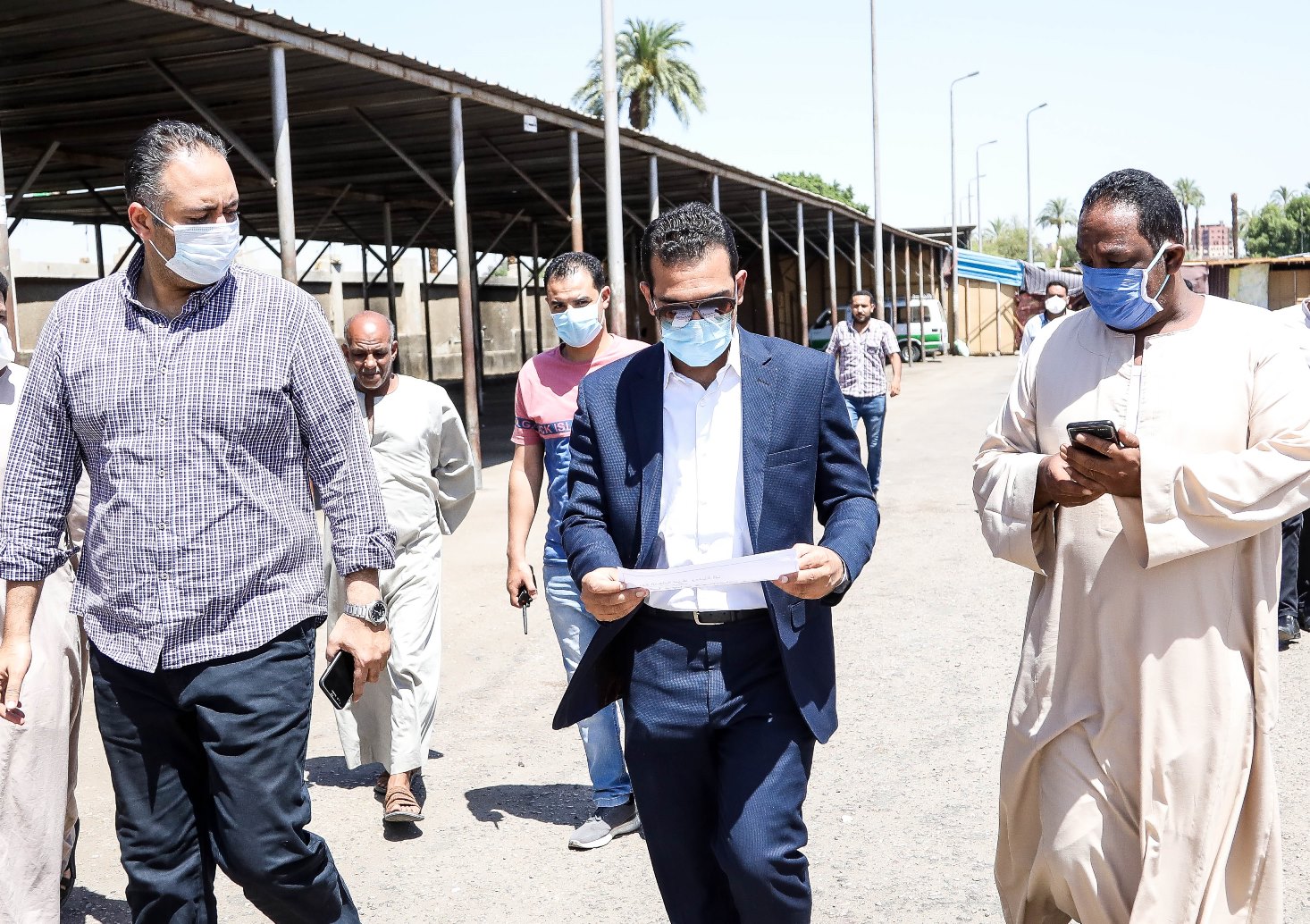 جولة نائب محافظ قنا بمجمع المواقف (3)